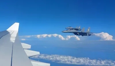Escadron d’avions de combat algériens escorte E. Macron